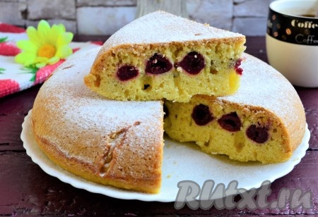 Простой пирог с вишней в мультиварке