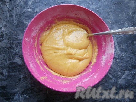 Ложкой замесить достаточно густое тесто, как для оладий.