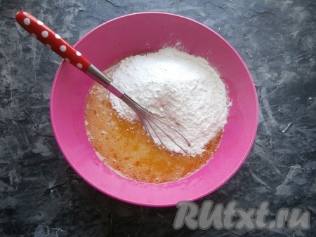 Хорошо перемешать венчиком, всыпать муку с разрыхлителем.