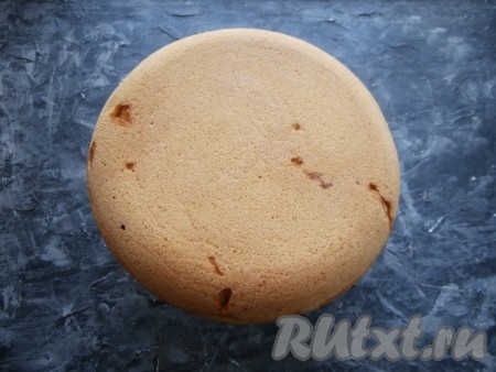 С помощью чаши для варки на пару извлечь пирог с вишней из мультиварки и остудить его на решётке.