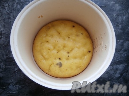 Поместить чашу в мультиварку, закрыть крышку. Выставить режим "Выпечка" на 1 час 20 минут. В моей мультиварке эта программа рассчитана на 45 минут, по окончании я ещё раз включила эту же программу на оставшееся время. Верх пирога должен быть сухим.