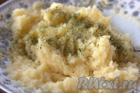 Приправить картофельное пюре специями и досолить по вкусу.
