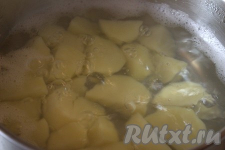Картофель очистить, промыть, нарезать на кубики желаемого размера, поместить в кастрюлю, залить водой так, чтобы она была на 2 сантиметра выше картошки, поставить на сильный огонь. Когда вода в кастрюле с картошинами закипит, посолить и варить минут 20-25 на умеренном огне (до готовности). Время варки зависит от сорта картошки и величины нарезки (готовые картофелины легко прокалываются ножом).