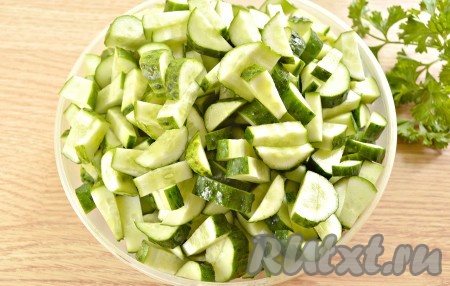 Моем огурцы с двух сторон, отрезаем "кончики". Огурчики нарезаем на небольшие брусочки.