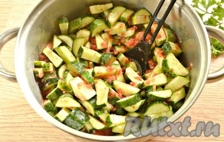 В закипевшую томатно-чесночную массу добавляем брусочки огурцов, перемешиваем, даём закипеть и делаем огонь минимальным.