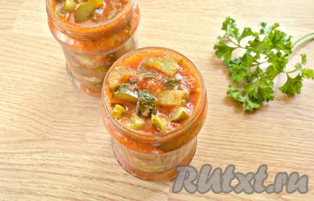 Затем раскладываем салат в подготовленные простерилизованные банки (мне понадобилось 2 банки объёмом 0,5 литра).