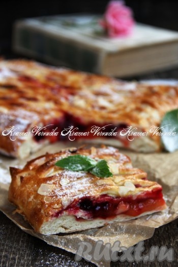 Перед подачей пирог с чёрной смородиной, приготовленный из слоёного теста, переложить на тарелку, присыпать сахарной пудрой, а затем нарезать на кусочки и подать к чаю. Такая выпечка украсит домашнее чаепитие и порадует отличным вкусом!