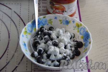 Чёрную смородину перебрать, удаляя порченые ягоды и веточки, затем промыть и обсушить. Если готовите, как я, с замороженной чёрной смородиной, можно ягодки не размораживать. Ягоды (свежие или замороженные) поместить в глубокую тарелку, всыпать к ним крахмал и перемешать.