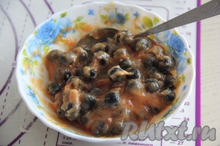 Хорошо перемешать чёрную смородину с джемом и начинка для слоёного пирога готова.