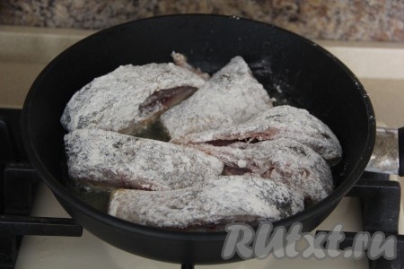 В сковороду влить масло и очень хорошо его разогреть, затем выложить кусочки леща.