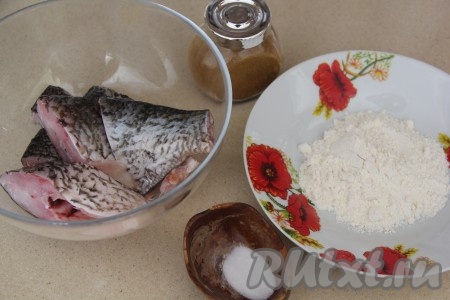 Муку всыпать в миску.