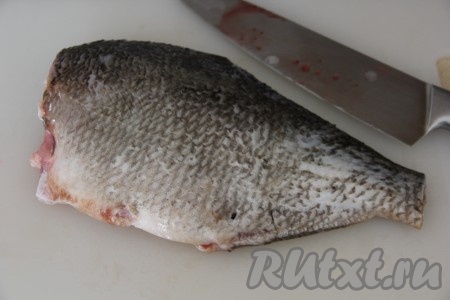 Очистить леща от чешуи, удалить голову, внутренности, хвост, плавники. Ещё раз промыть разделанную рыбу под проточной водой.