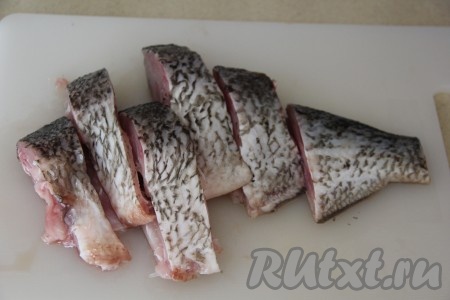 Нарезать леща на кусочки шириной, примерно, 3-4 см.