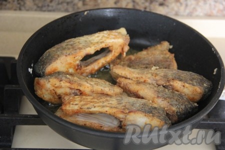 Жарить кусочки леща на сковороде на среднем огне со всех сторон до золотистой корочки. Я жарила с каждой стоны, примерно, по 3-4 минуты. Очень вкусная рыбка получилась!