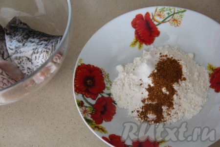 Добавить в муку соль и специи.