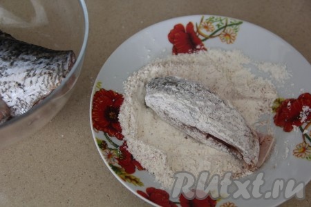 Перемешать получившуюся мучную панировку. Обвалять кусочки леща со всех сторон в мучной панировке.