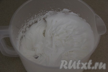 Продолжая взбивать, всыпать пудру и взбить белковую массу до стойких пиков.