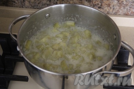 Когда ревень станет мягким и поменяет цвет, влить в кастрюлю тонкой струйкой, постоянно перемешивая, крахмальную смесь. Помешивая, дать ревеню, смешанному с крахмалом, закипеть на среднем огне. Как только начинка закипит, она начнёт густеть. Снять кастрюлю с огня и дать начинке из ревеня полностью остыть.