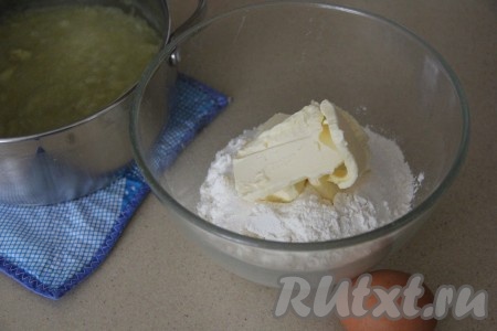 В миске, удобной для замешивания теста, соединить муку, сахар и разрыхлитель, добавить сливочное масло (я добавила масло из холодильника).