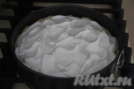 По прошествии минут 30 достать пирог с ревенем из духовки и выложить поверх начинки белковую массу (можно сформировать волны с помощью ложки).