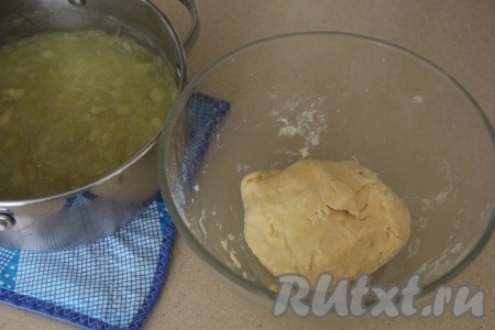 Замесить нежное, мягкое песочное тесто.