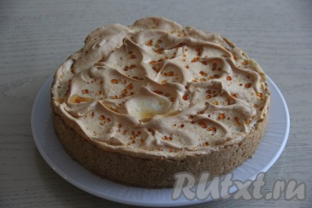 Поставить пирог обратно в духовку на 10-15 минут. Готовый пирог с ревенем и безе оставить в выключенной духовке на минут 15, затем достать и полностью остудить. На поверхности пирога при остывании появятся капельки сиропа.