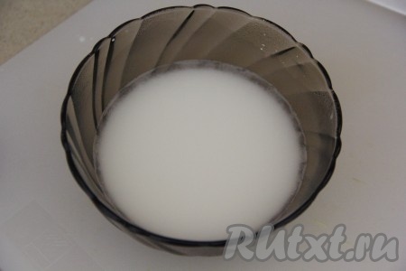 В небольшую ёмкость влить 50 мл воды комнатной температуры, всыпать крахмал, тщательно перемешать. Крахмальная смесь должна быть однородной.