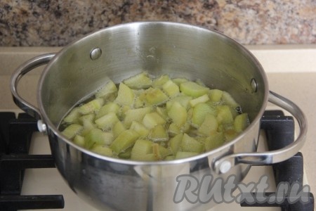 Когда вода в кастрюле с ревенем закипит, уменьшив огонь, варить, примерно, 5 минут. Ревень станет мягким и поменяет цвет.