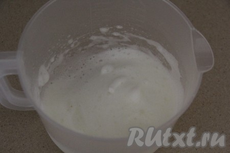 Поставить форму в духовку, разогретую до 200 градусов, и выпекать пирог с ревенем минут 30. Пока выпекается пирог, приготовить белковую массу. Холодные яичные белки взбить миксером в пышную массу.