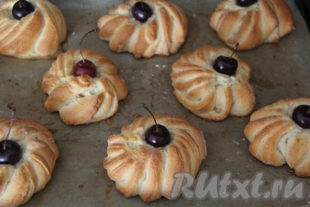 Выпекать булочки из дрожжевого теста при температуре 200 градусов, примерно, 25 минут. Готовые горячие булочки, по желанию, смазать растопленным мёдом.