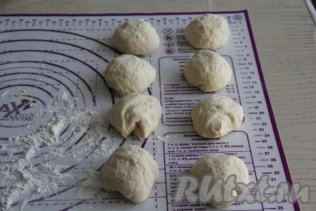 Готовое тесто обмять и разделить на 8 частей.