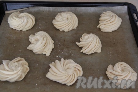Аналогично сформировать все дрожжевые булочки и выложить их на противень, застеленный пергаментом.