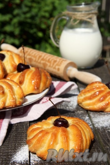 Испеките эти аппетитные, пышные, очень вкусные булочки из дрожжевого теста без яиц, уверена, вам и вашим домашним понравится эта красивая выпечка!