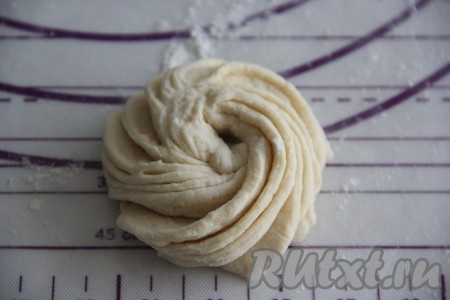 Острый кончик треугольника хорошо прижать руками, чтобы скрепились вместе все 8 слоёв теста. Поставить треугольник вертикально скреплённым острым кончиком вверх (как конус). Слегка перекрутить по спирали так, чтобы острый кончик вдавился в середину (был в центре булочки). Получится булочка, как на фото.