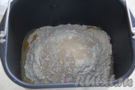 Всыпать соль, сахар, муку и сухие дрожжи. Выставить режим хлебопечки "Замес теста", в моей помощнице этот режим составляет 1,5 часа. Если замес теста делать руками, то соединить муку, дрожжи, сахар и соль. Влить слегка тёплый кефир и растопленное масло. Замесить руками мягкое и нежное тесто. Оставить его в миске на 1,5 часа в тепле.