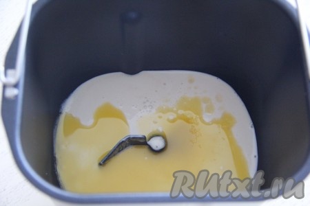 Я замешивала тесто в хлебопечке, но ниже расскажу, как можно замесить его вручную. В чашу хлебопечки влить кефир комнатной температуры (можно заменить на ряженку) и растопленное до жидкого состояния тёплое сливочное масло.