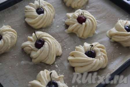 Оставить булочки для расстойки на 20 минут. Затем смазать их молоком и поставить в разогретую духовку.