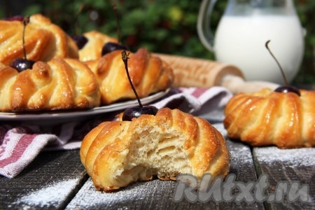 Вот такие красивые глянцевые булочки получились. Мякиш у них очень воздушный, пористый, так и хочется откусить кусочек. Такая домашняя выпечка украсит любое чаепитие!