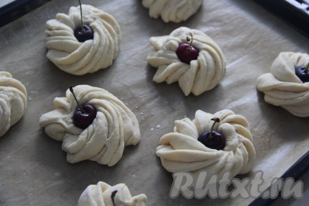 Для красоты в углубление в центре можно вставить черешню или вишенку (я вставила черешню с веточкой, косточку не удаляла).