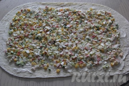 Салатную массу равномерно распределить по части лаваша, смазанной майонезом.