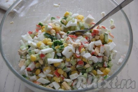 Посолить по вкусу и хорошо перемешать салатную массу.