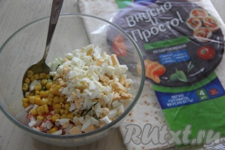 Консервированную кукурузу без жидкости тоже выложить в миску.