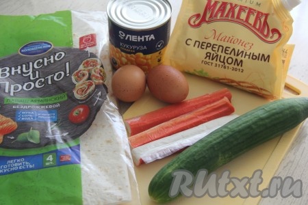 Подготовить продукты для приготовления рулета из лаваша с крабовыми палочками и кукурузой. Заранее сварить яйца (после закипания воды нужно варить яйца минут 9-10), затем залить их холодной водой, а после остывания очистить. Разморозить крабовые палочки при комнатной температуре.