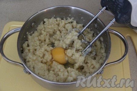 Оставить тесто на 5-10 минут, чтобы оно слегка остыло. Затем добавляем яйца по одному и вымешиваем заварное тесто на низкой скорости миксера.