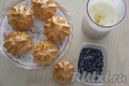 Готовые эклеры полностью остудить. Сделать надрез с боку на каждом эклере. А уже затем их можно наполнять сладкими или несладкими начинками. 