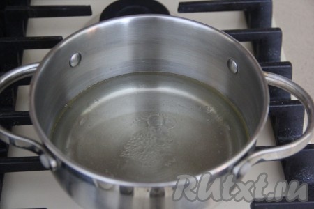 В кастрюлю с толстым дном влить воду и растительное масло, всыпать соль, поставить на огонь, перемешать, дождаться закипания смеси воды и масла.