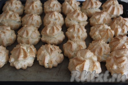 Духовку заранее разогреть до 220 градусов, затем поставить в неё противень с будущими эклерами и выпекать 10 минут, затем, убавив температуру до 190 градусов, выпекать ещё минут 10-15. Духовку во время выпекания не открывать! Эклеры должны увеличиться в размере и стать красивого золотистого цвета.