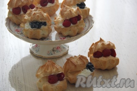 Я наполнила эклеры сливками жирностью 35%, взбитыми с сахарной пудрой, и украсила сезонными ягодами. Эклеры, наполненные сладкими начинками, можно подать к чаю, а наполненные несладкими начинками - в качестве закуски.