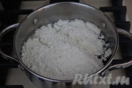 Как только вода с маслом закипит, убавить огонь до минимума и всыпать муку.