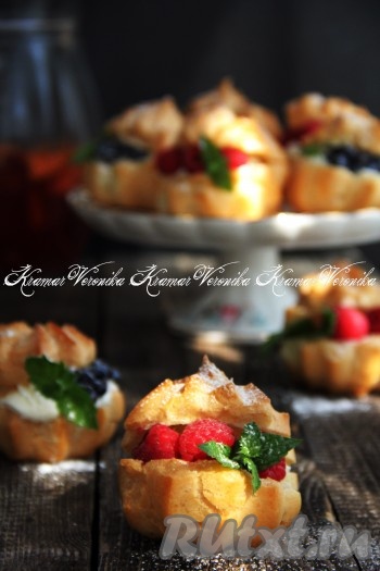 Эклеры, приготовленные из теста, замешанного с добавлением растительного масла, получаются красивыми, вкусными, а с начинками можно экспериментировать снова и снова!